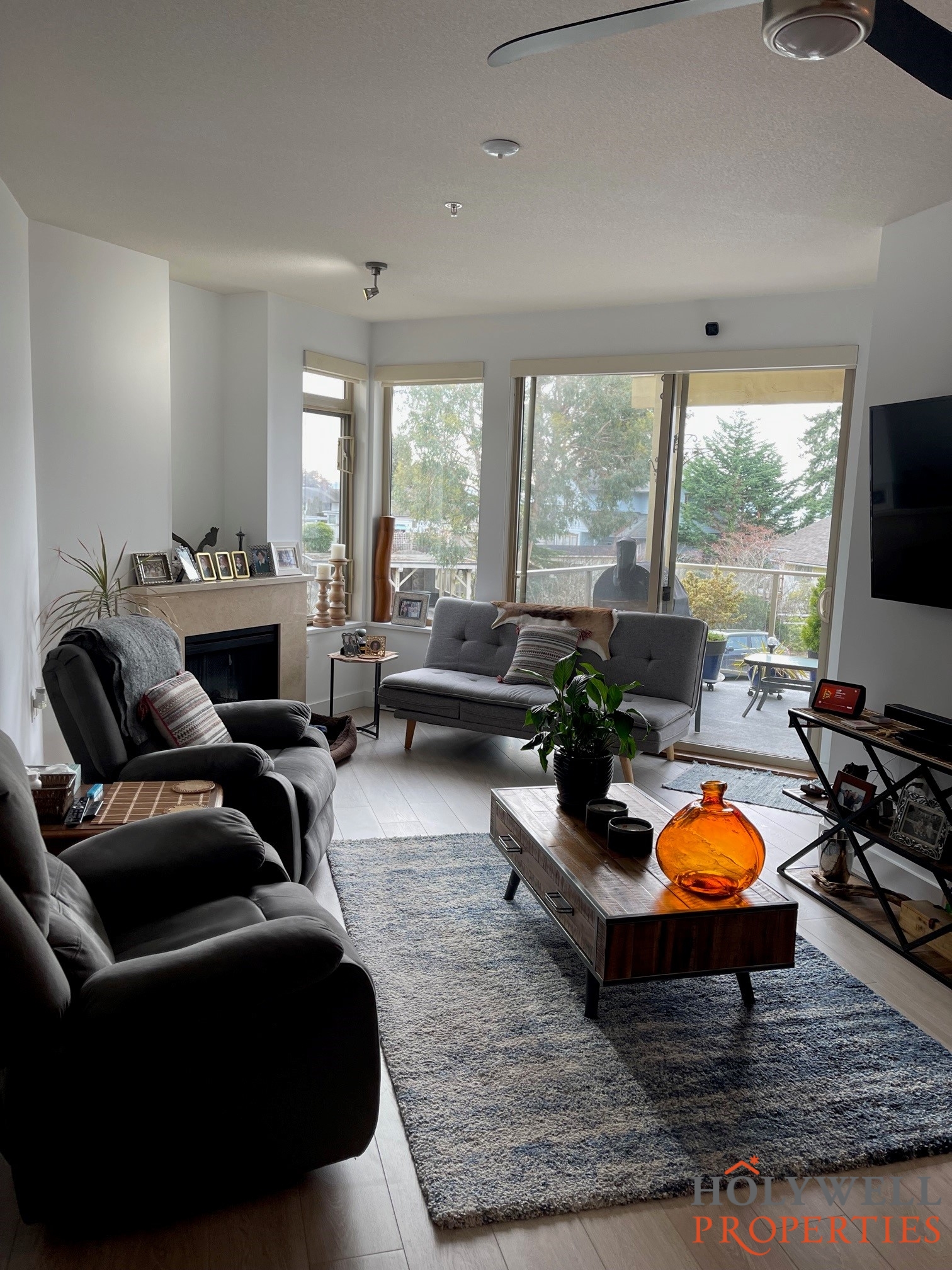 230 - 5160 Davis Bay Rd